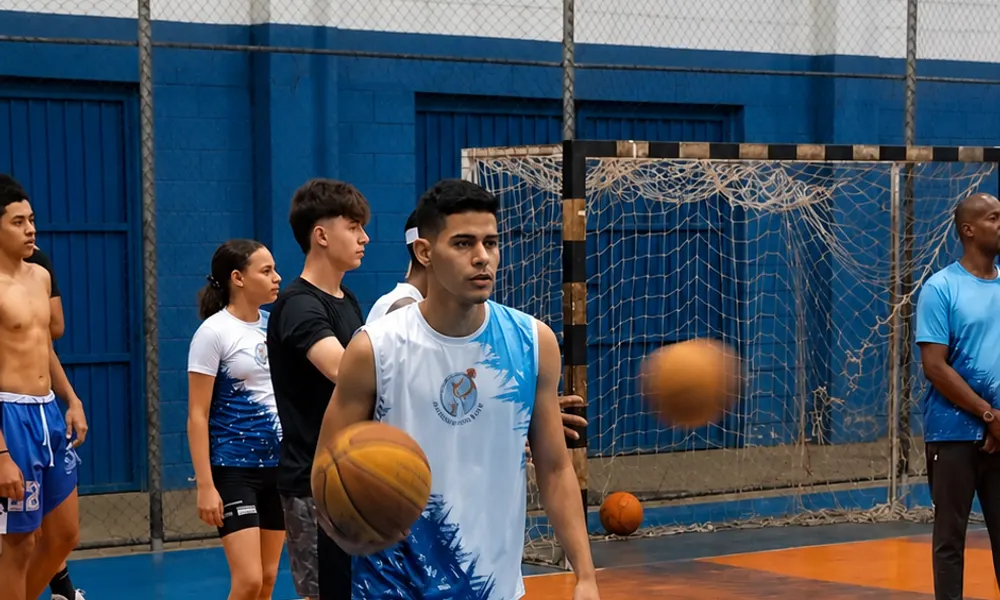 Aula de basquete no Instituto Tatu Bola