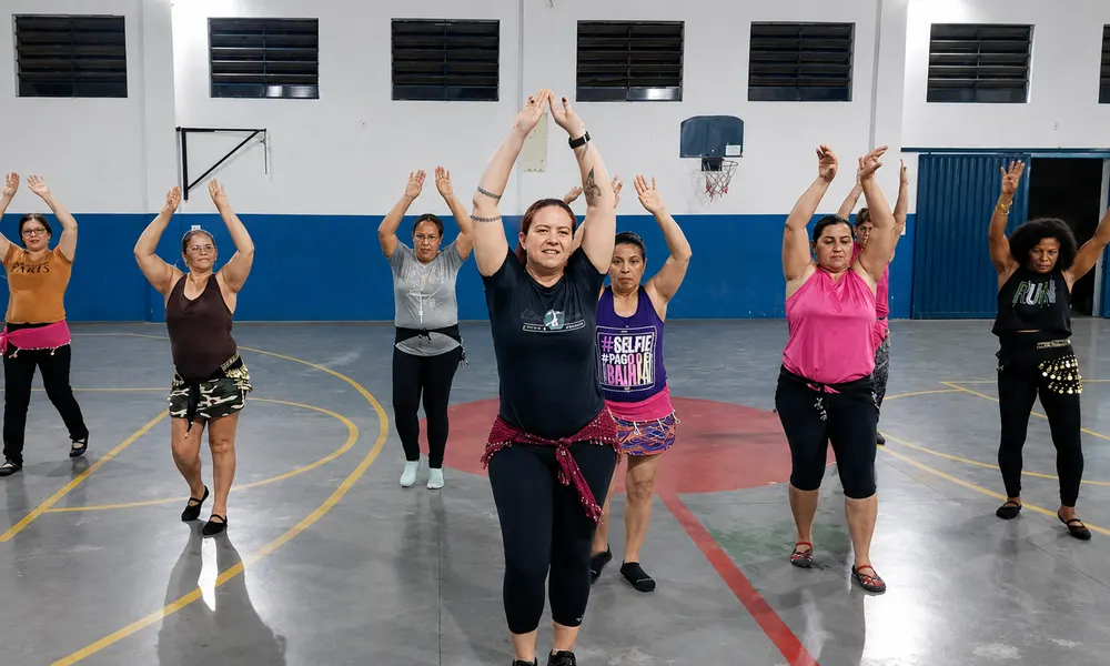 Aula de dança do ventre no Instituto Tatu Bola