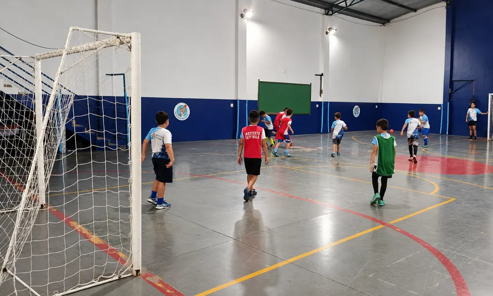 Aula de futsal no Instituto Tatu Bola