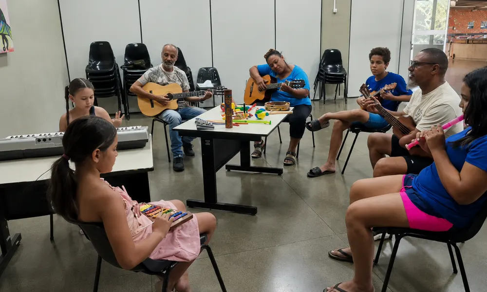 Aula de musicalização no Instituto Tatu Bola