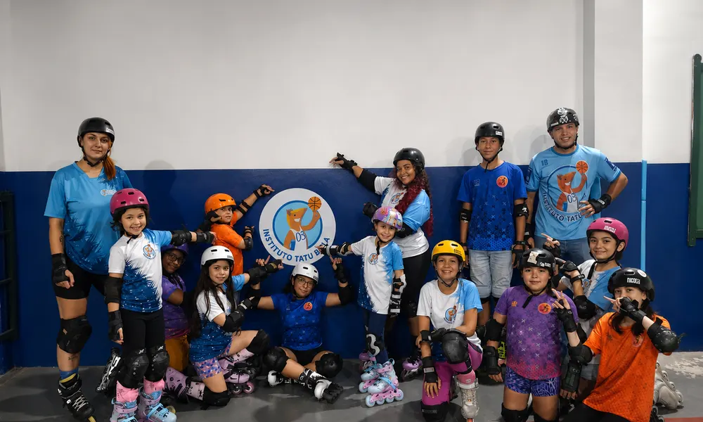 Aula de recreação de patinação no Instituto Tatu Bola
